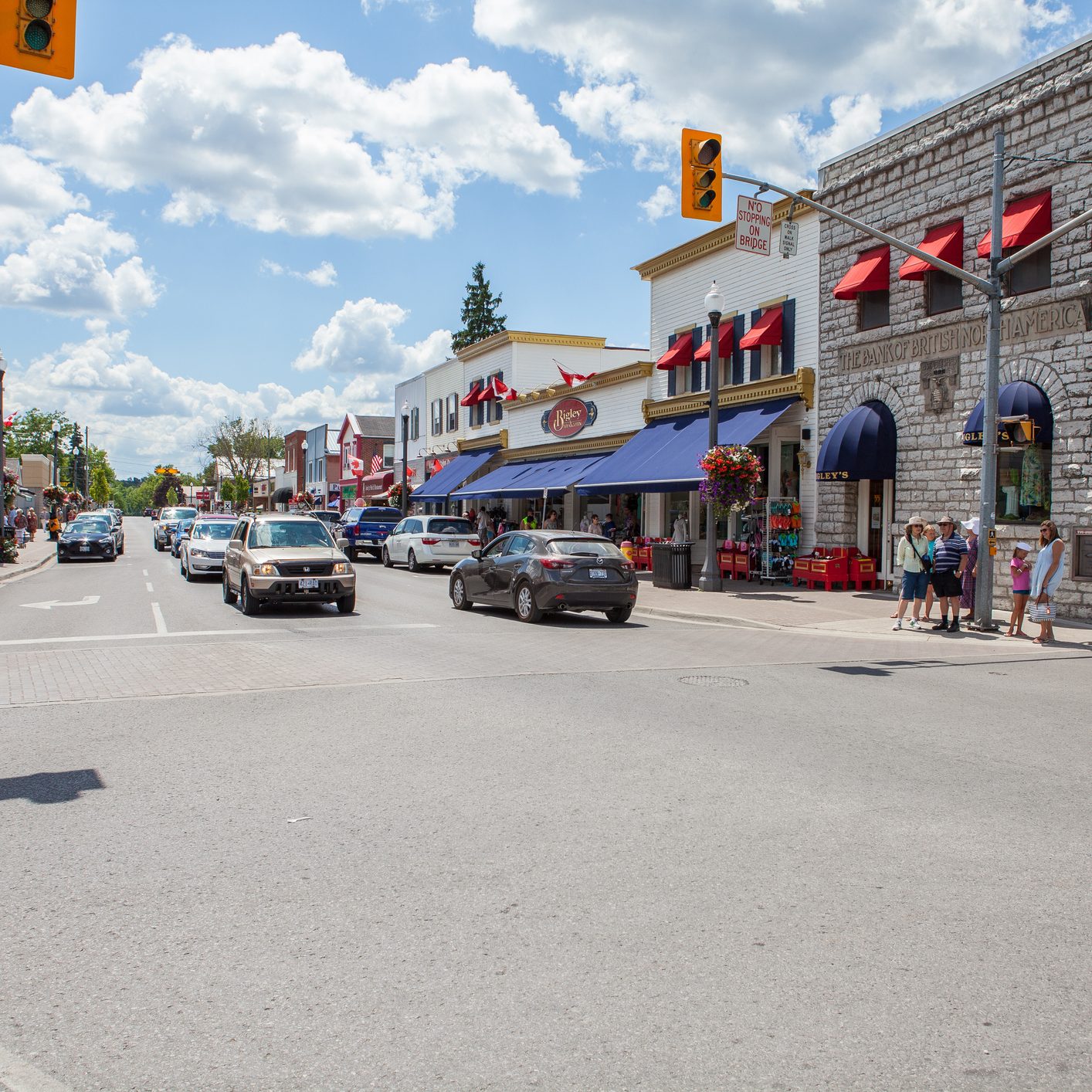 Bobcaygeon, Сanada - July 23, 2016: Traffic and People on Bobcaygeon's Main Street during a Summer Day - Editorial - Bobcaygeon, Ontario, Canada